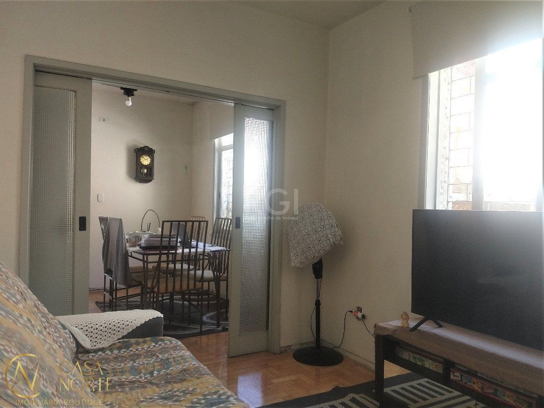 Casa à venda com 3 quartos, 84m², 6 vagas, Rua Teotonia no bairro Camaquã em Porto Alegre