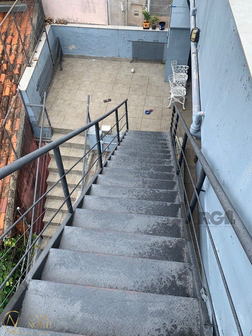 Casa à venda com 3 quartos, 264m², 1 suíte, 1 vaga, Rua Ventos do Sul no bairro Vila Nova em Porto Alegre