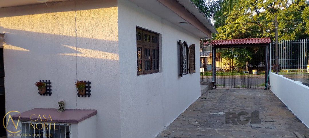Casa à venda com 3 quartos, 76m², 1 suíte, 4 vagas, Rua Leopoldino J. Santos no bairro Passo das Pedras em Porto Alegre