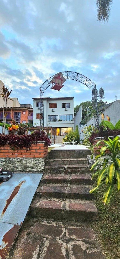 Casa à venda com 5 quartos, 350m², 1 suíte, 6 vagas, Avenida Jacui no bairro Cristal em Porto Alegre