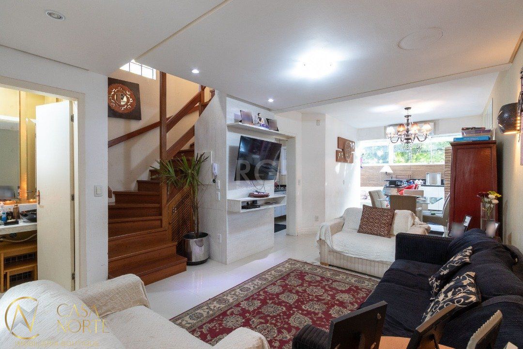 Casa de Condomínio à venda com 3 quartos, 184m², 1 suíte, 2 vagas, Rua Chavantes no bairro Vila Assunção em Porto Alegre