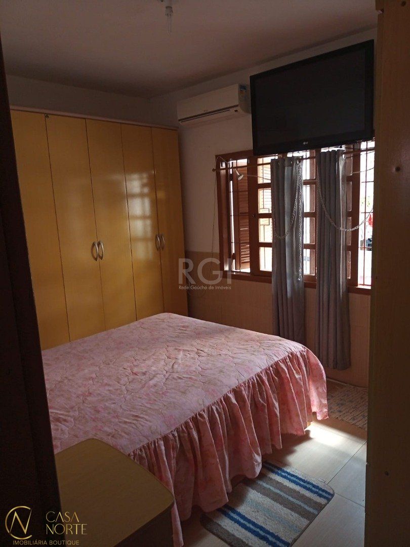 Casa à venda com 3 quartos, 180m², 1 suíte, 2 vagas, Rua Catulo da Paixao Cearense no bairro Vila Nova em Porto Alegre