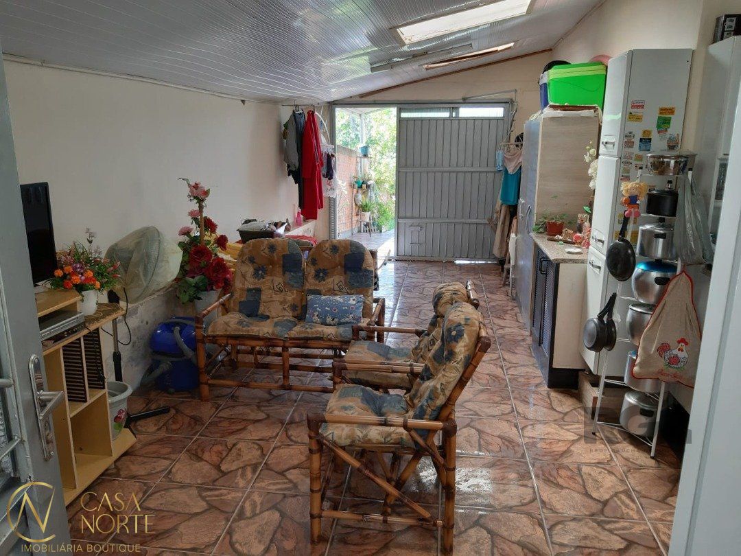 Casa à venda com 2 quartos, 134m², 3 vagas, Estrada do Rincão no bairro Belém Velho em Porto Alegre