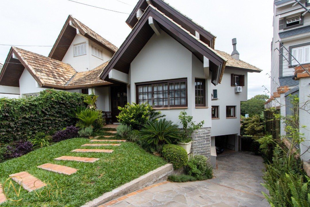 Casa à venda com 3 quartos, 329m², 3 suítes, 3 vagas, Rua Edgar Luiz Schneider no bairro Jardim Isabel em Porto Alegre