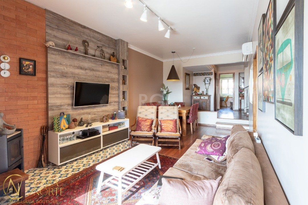 Casa à venda com 3 quartos, 226m², 2 suítes, 3 vagas, Rua Doutor Arnaldo da Silva Ferreira no bairro Jardim Isabel em Porto Alegre