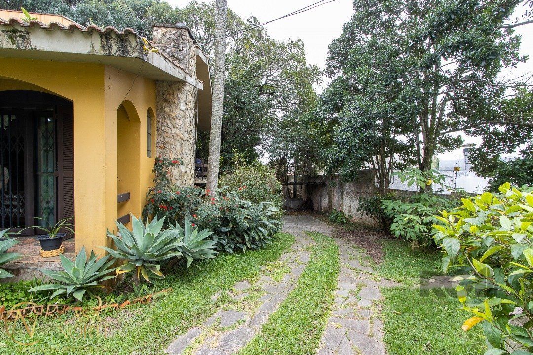 Casa à venda com 2 quartos, 164m², 2 vagas, Avenida da Cavalhada no bairro Cavalhada em Porto Alegre