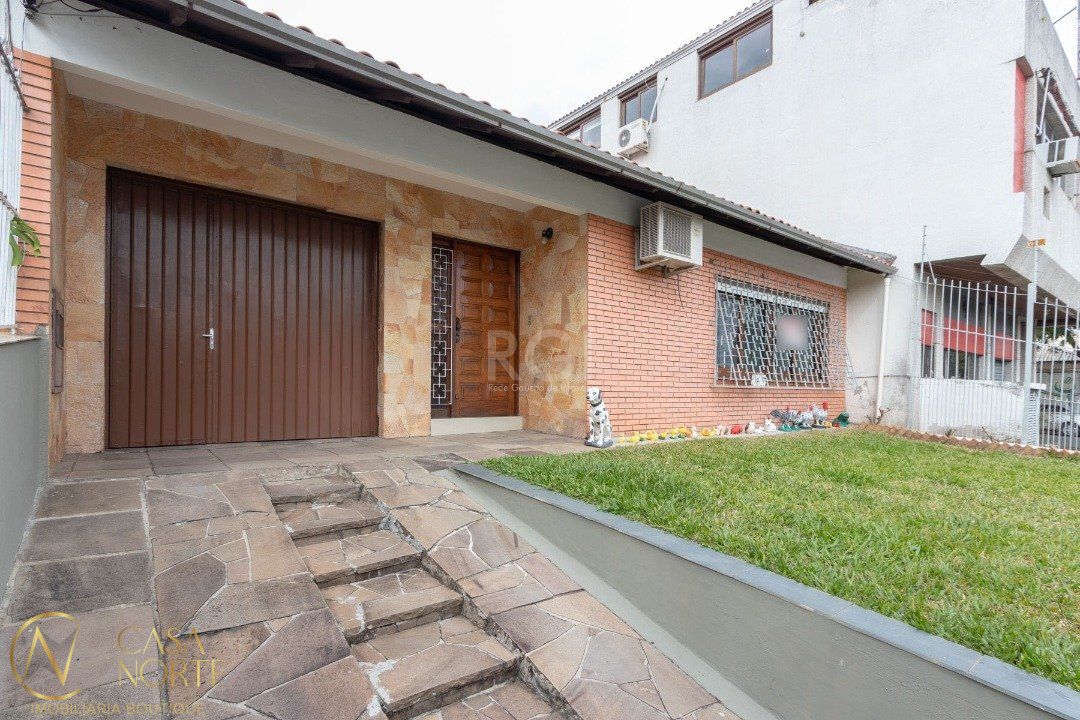Casa à venda com 3 quartos, 218m², 2 suítes, 3 vagas, Rua Curupaiti no bairro Cristal em Porto Alegre