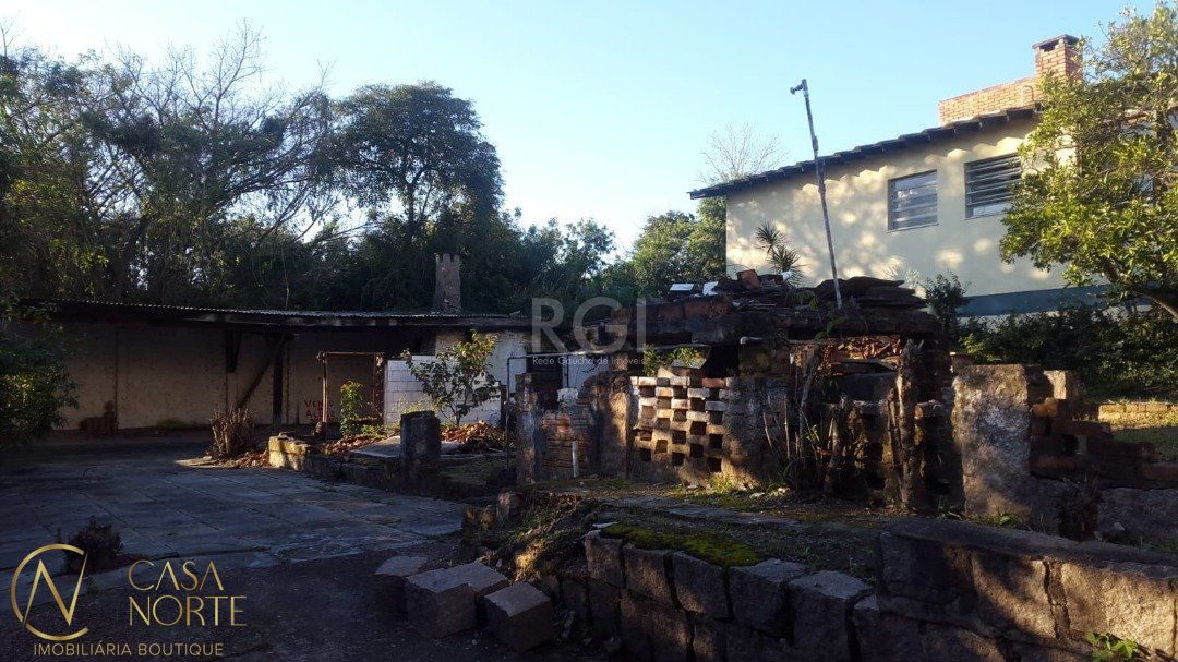 Terreno à venda  com 305m², Rua Padre João Batista Reus no bairro Camaquã em Porto Alegre