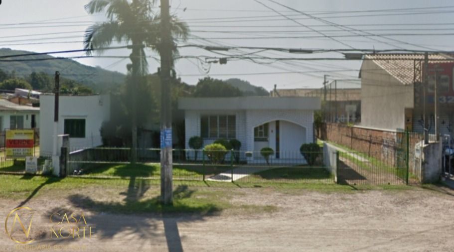 Casa à venda com 3 quartos, 750m², 3 vagas, Avenida Edgar Pires de Castro no bairro Hípica em Porto Alegre