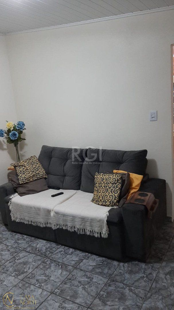 Casa à venda com 2 quartos, 80m², 4 vagas, Rua José Bernardes no bairro Lami em Porto Alegre