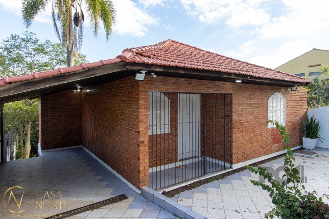 Casa à venda com 3 quartos, 186m², 2 vagas, Rua Doutor Egydio Michaelsen no bairro Cavalhada em Porto Alegre