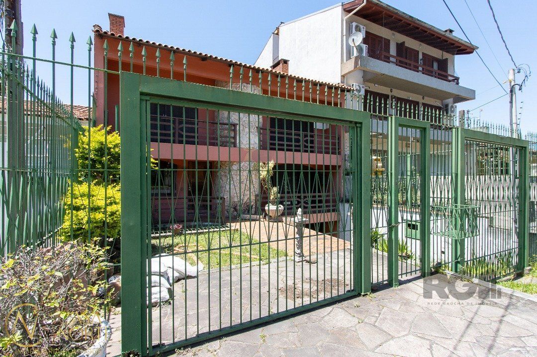 Casa à venda com 6 quartos, 572m², 1 suíte, Avenida da Cavalhada no bairro Cavalhada em Porto Alegre