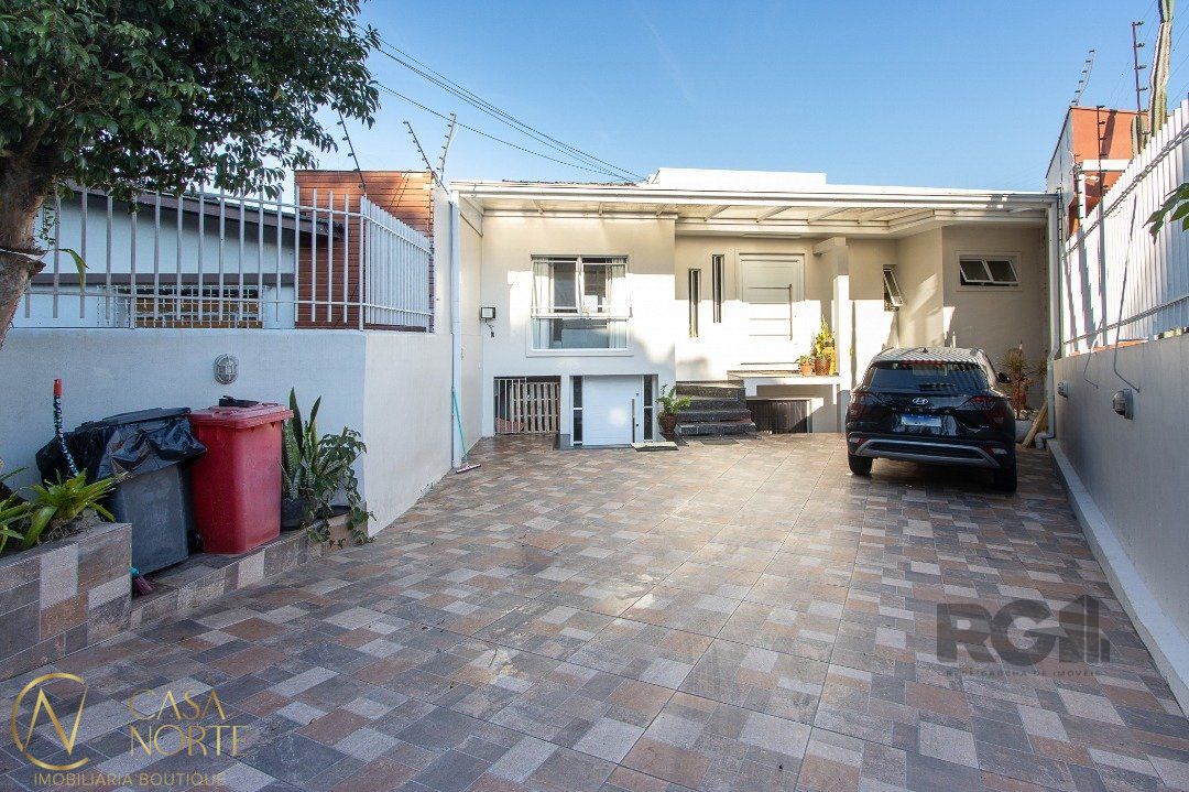 Casa à venda com 6 quartos, 361m², 1 suíte, 5 vagas, Avenida Jacui no bairro Cristal em Porto Alegre
