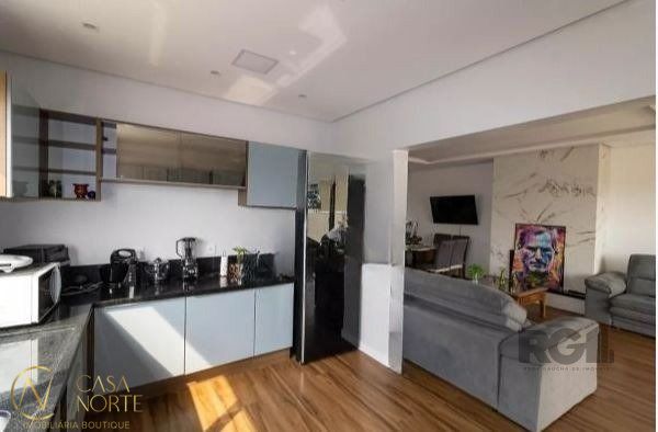 Casa à venda com 3 quartos, 220m², 1 suíte, 2 vagas, Rua Henrique Anawate no bairro Guarujá em Porto Alegre