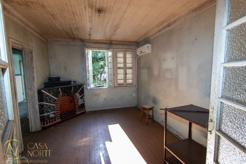 Casa à venda com 5 quartos, 144m², Rua Tiradentes no bairro Independência em Porto Alegre