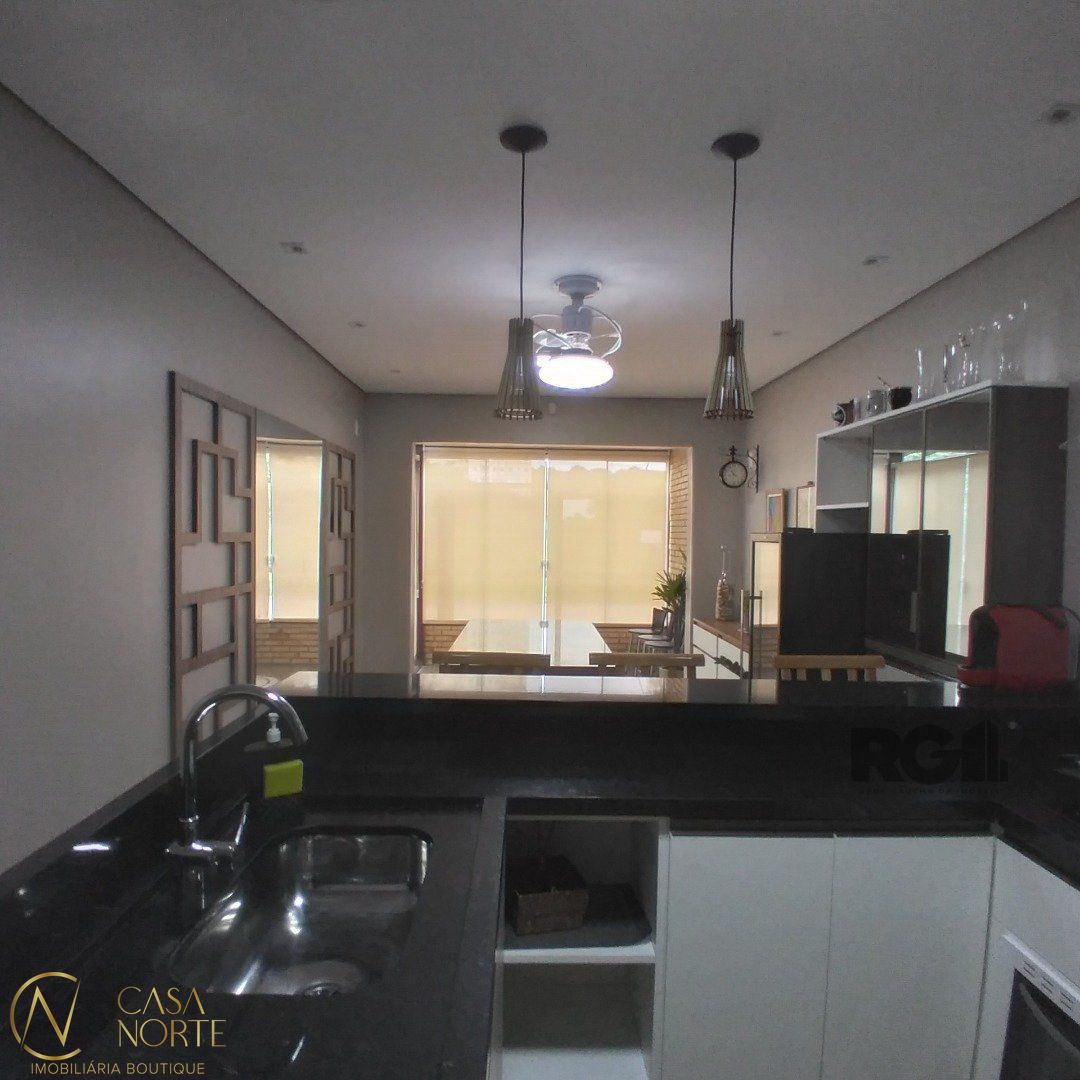 Casa à venda com 3 quartos, 142m², 1 suíte, 2 vagas, Rua Carlos de Britto Velho no bairro Parque Santa Fé em Porto Alegre