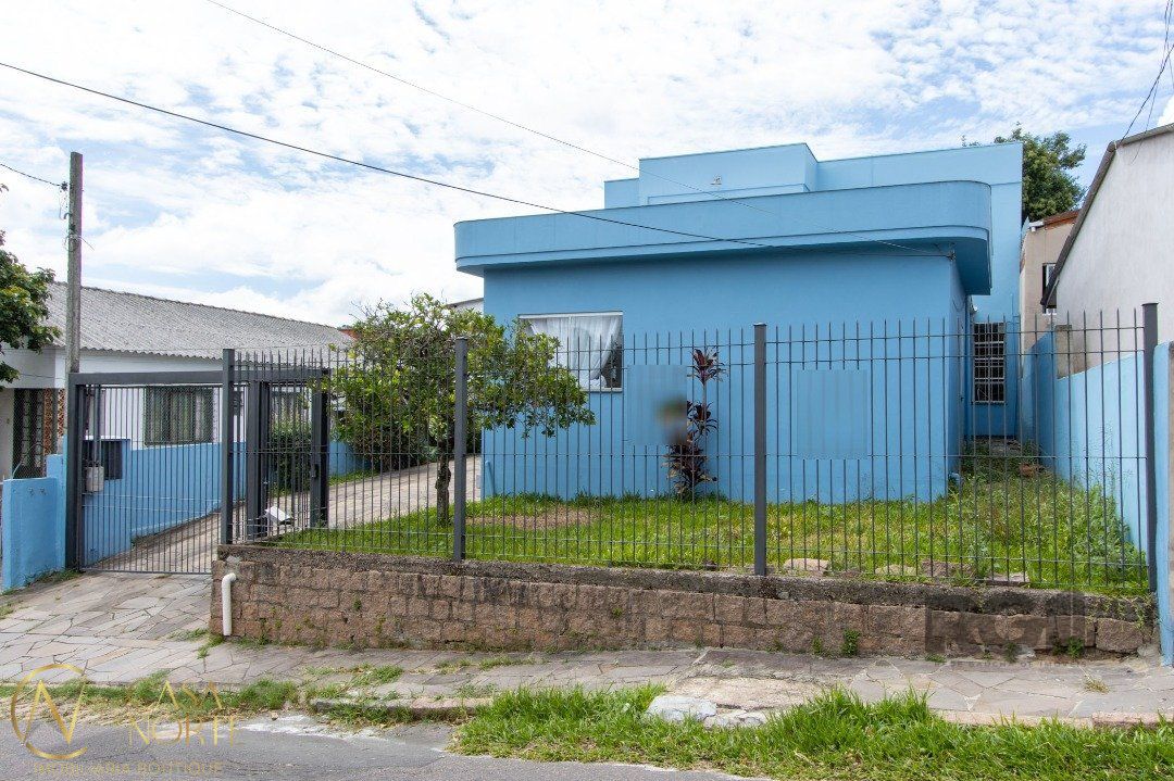 Casa à venda com 5 quartos, 312m², 1 suíte, 8 vagas, Rua Leao Licurgo Brasiliano Arano no bairro Vila Nova em Porto Alegre