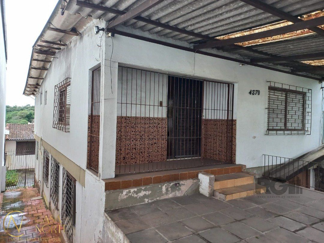 Casa à venda com 3 quartos, 150m², 4 vagas, Avenida da Cavalhada no bairro Cavalhada em Porto Alegre