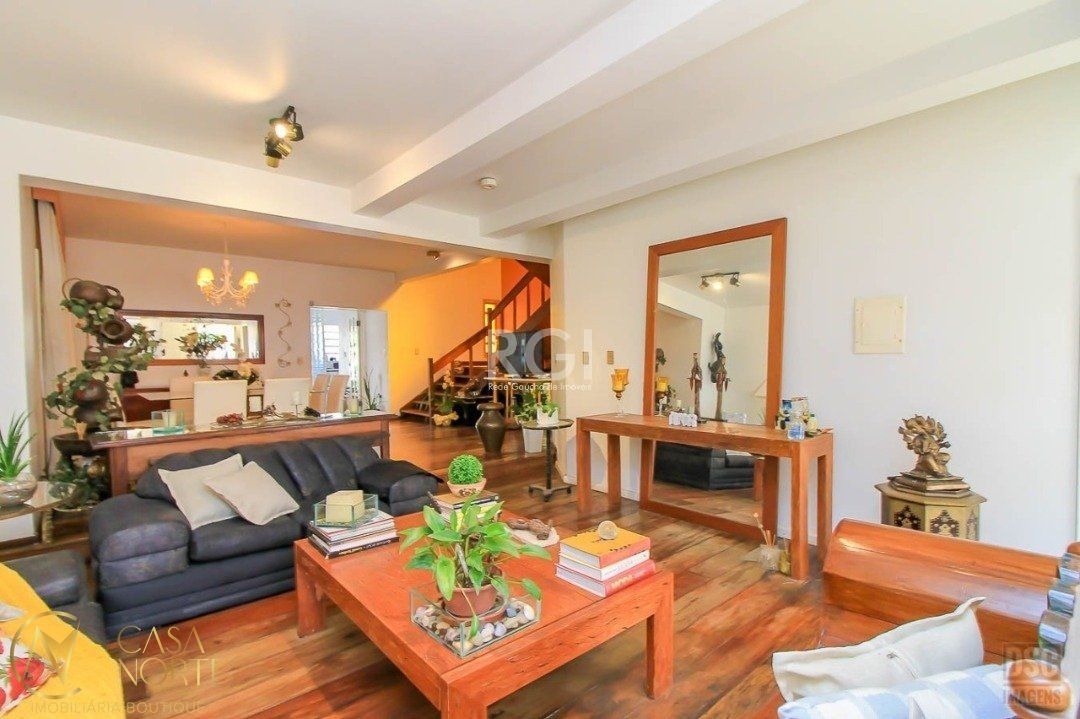 Casa à venda com 4 quartos, 300m², 3 suítes, 4 vagas, Avenida José Gertum no bairro Chácara das Pedras em Porto Alegre