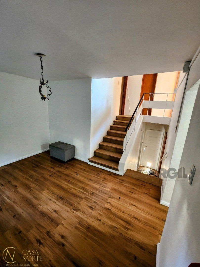 Casa à venda com 4 quartos, 280m², 5 vagas, Rua Oscar Tollens no bairro Santa Tereza em Porto Alegre