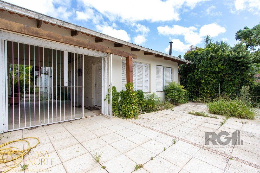 Casa à venda com 5 quartos, 239m², 1 suíte, 2 vagas, Rua Alvaro Pedro da Rosa no bairro Aberta dos Morros em Porto Alegre