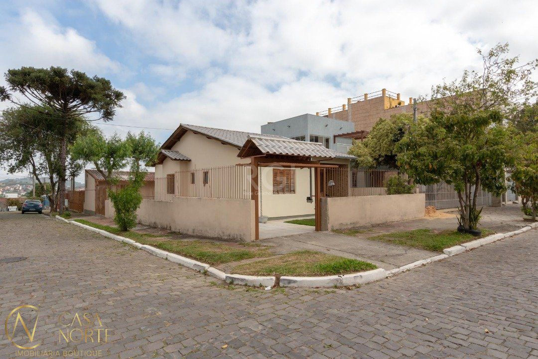 Casa à venda com 3 quartos, 120m², 1 suíte, 3 vagas, Rua Enfermeiro Ventura no bairro Vila Nova em Porto Alegre