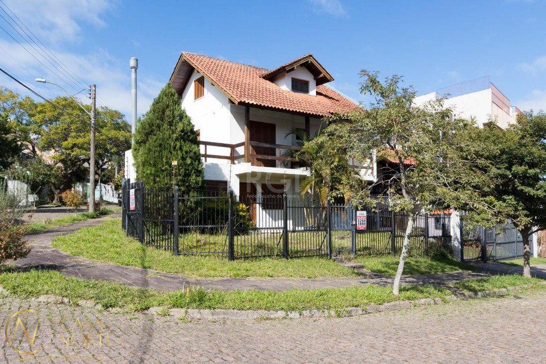 Casa à venda com 3 quartos, 154m², 1 suíte, 2 vagas, Rua Doutor Pitrez no bairro Aberta dos Morros em Porto Alegre