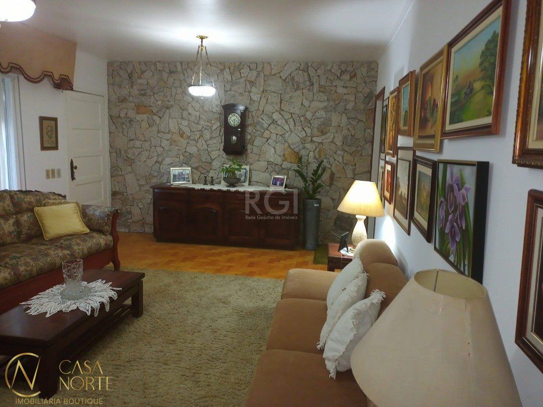 Casa à venda com 3 quartos, 220m², 1 suíte, 1 vaga, Rua Teotonia no bairro Camaquã em Porto Alegre