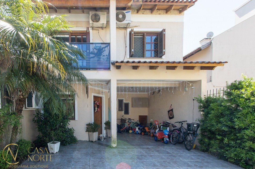 Casa à venda com 3 quartos, 140m², 1 suíte, 2 vagas, Rua Pau-Brasil no bairro Hípica em Porto Alegre