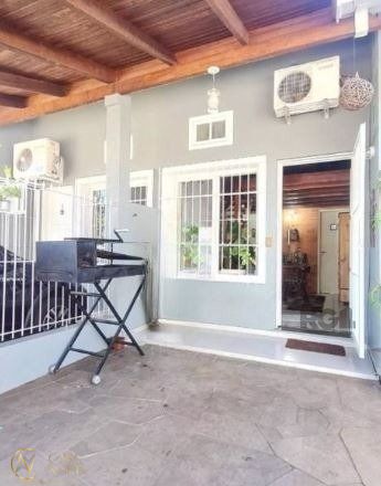 Casa à venda com 2 quartos, 80m², 2 vagas, Rua Professora Ziláh Totta no bairro Jardim Leopoldina em Porto Alegre