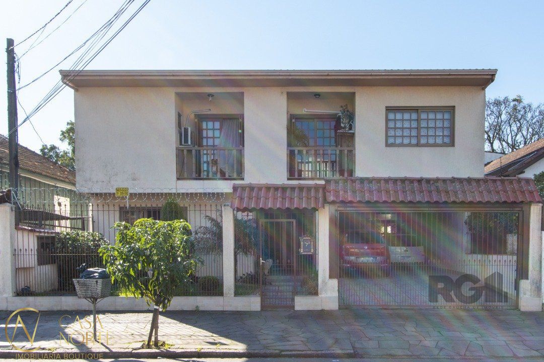 Casa à venda com 3 quartos, 328m², 1 suíte, 5 vagas, Rua Alfredo Silveira Dias no bairro Nonoai em Porto Alegre