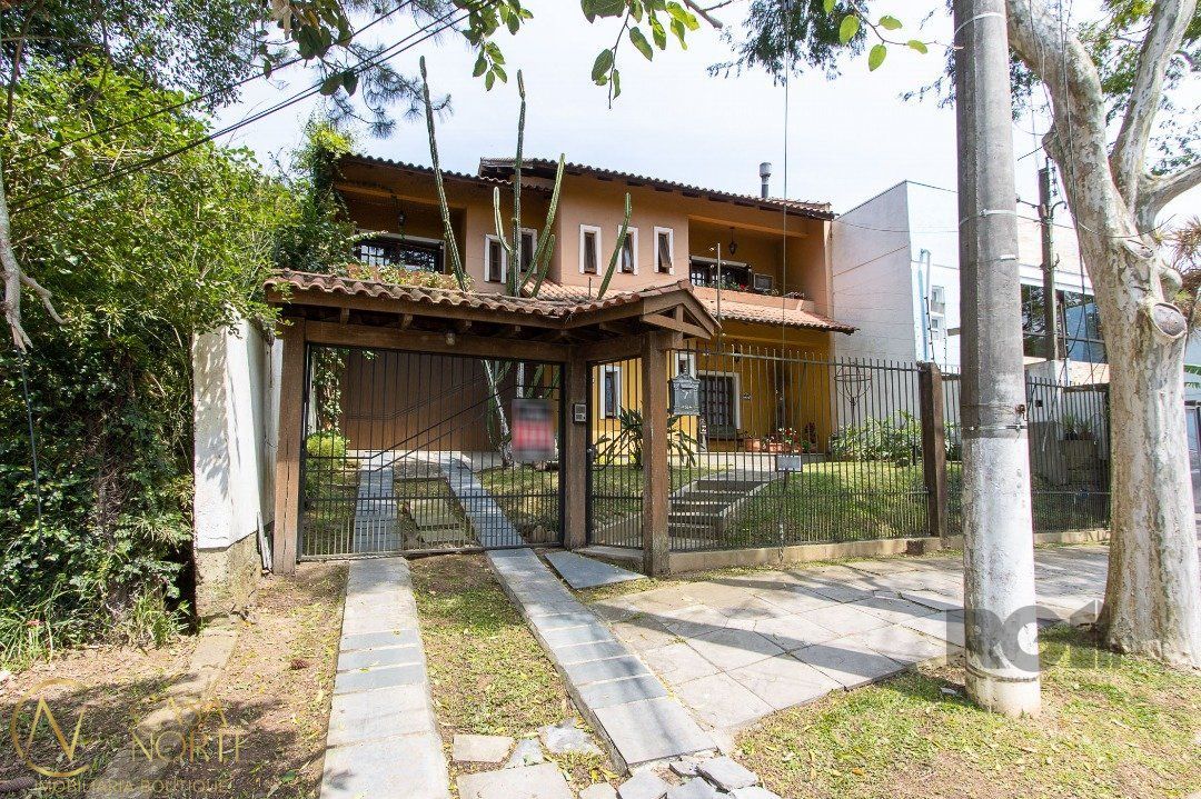 Casa à venda com 3 quartos, 300m², 1 suíte, 4 vagas, Avenida Fabio Araujo Santos no bairro Nonoai em Porto Alegre