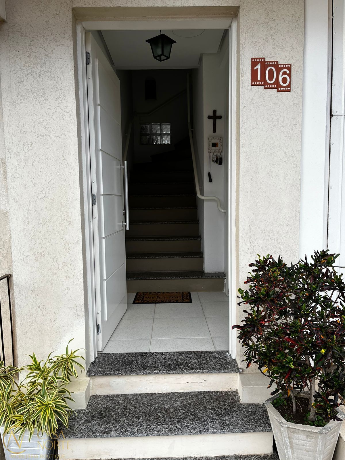 Sobrado à venda com 3 quartos, 254m², 1 suíte, 3 vagas, Rua Delfina da Cunha no bairro Camaquã em Porto Alegre