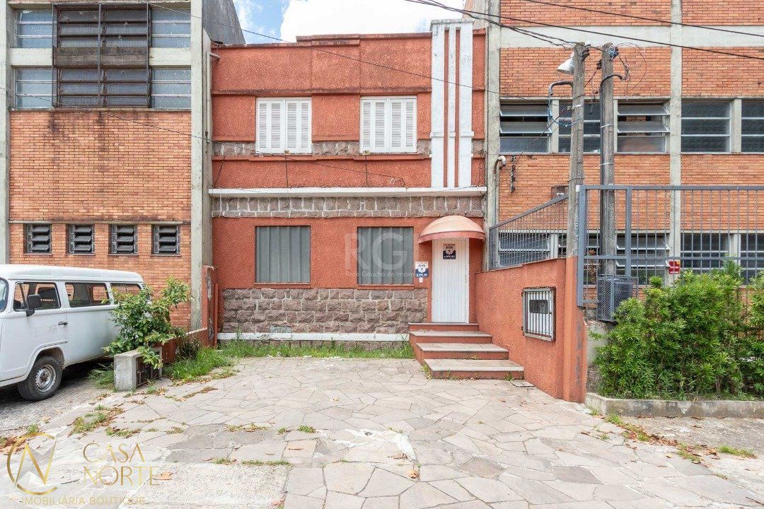 Casa à venda com 3 quartos, 232m², 2 vagas, Rua Doutor João Inácio no bairro Navegantes em Porto Alegre