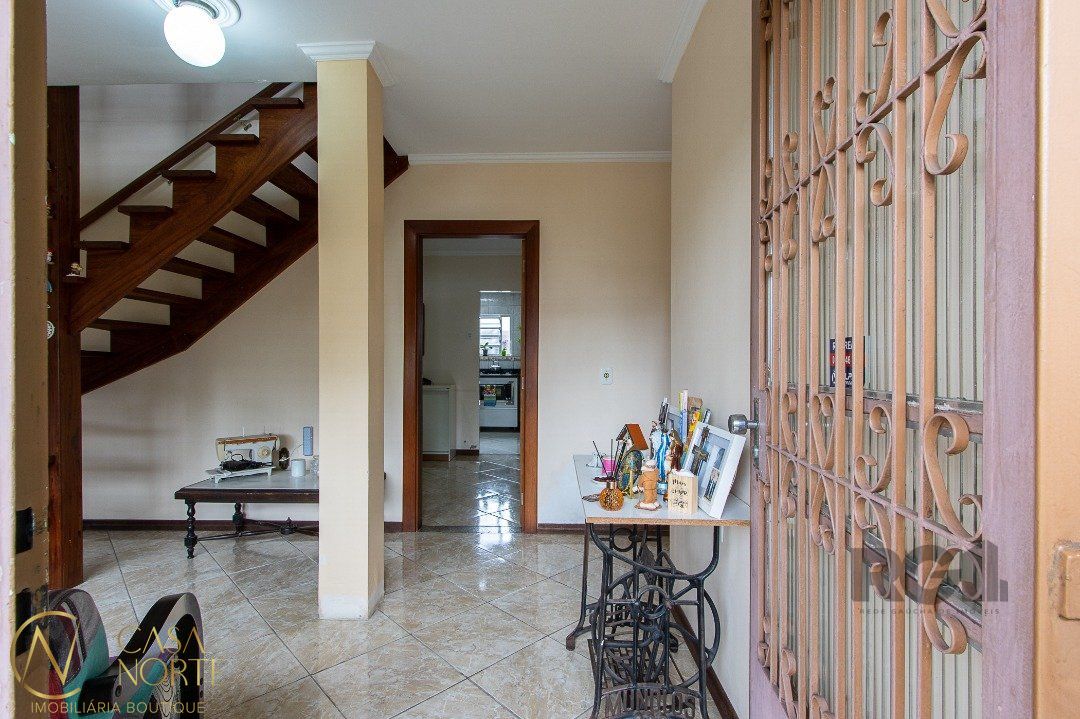 Casa à venda com 3 quartos, 250m², 1 suíte, 5 vagas, Rua Doutor Barcelos no bairro Tristeza em Porto Alegre