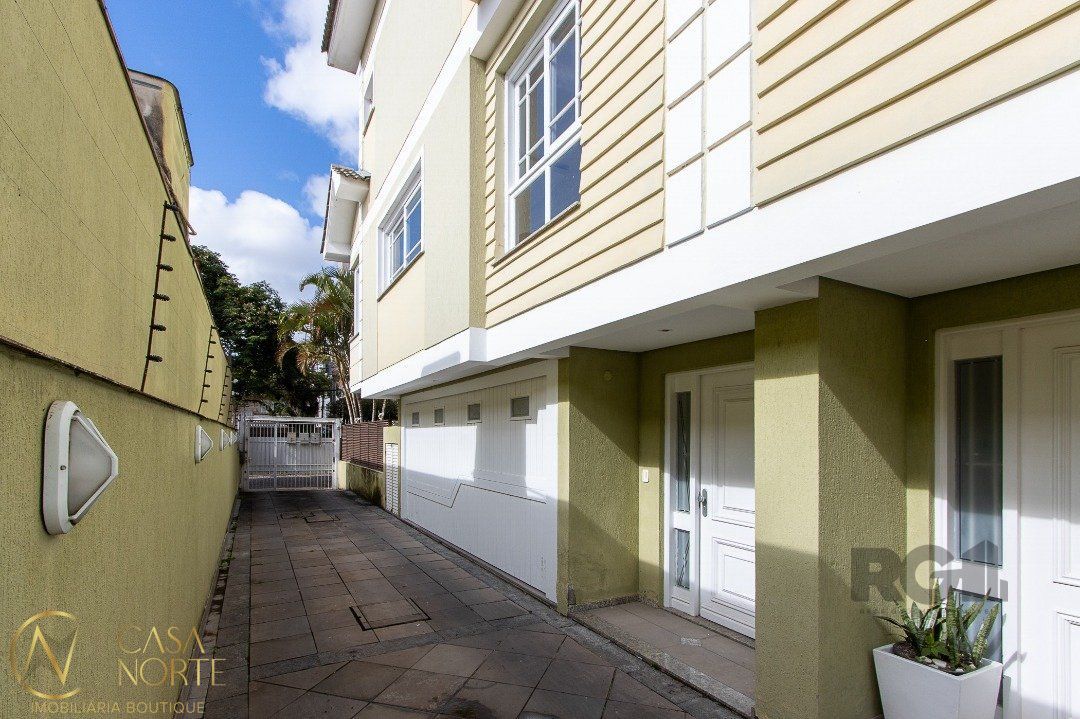 Casa de Condomínio à venda com 3 quartos, 191m², 1 suíte, 2 vagas, Rua José Gomes no bairro Tristeza em Porto Alegre