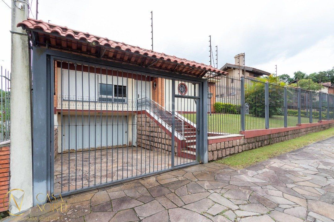 Casa à venda com 4 quartos, 280m², 1 suíte, 3 vagas, Rua Pinare no bairro Vila Assunção em Porto Alegre