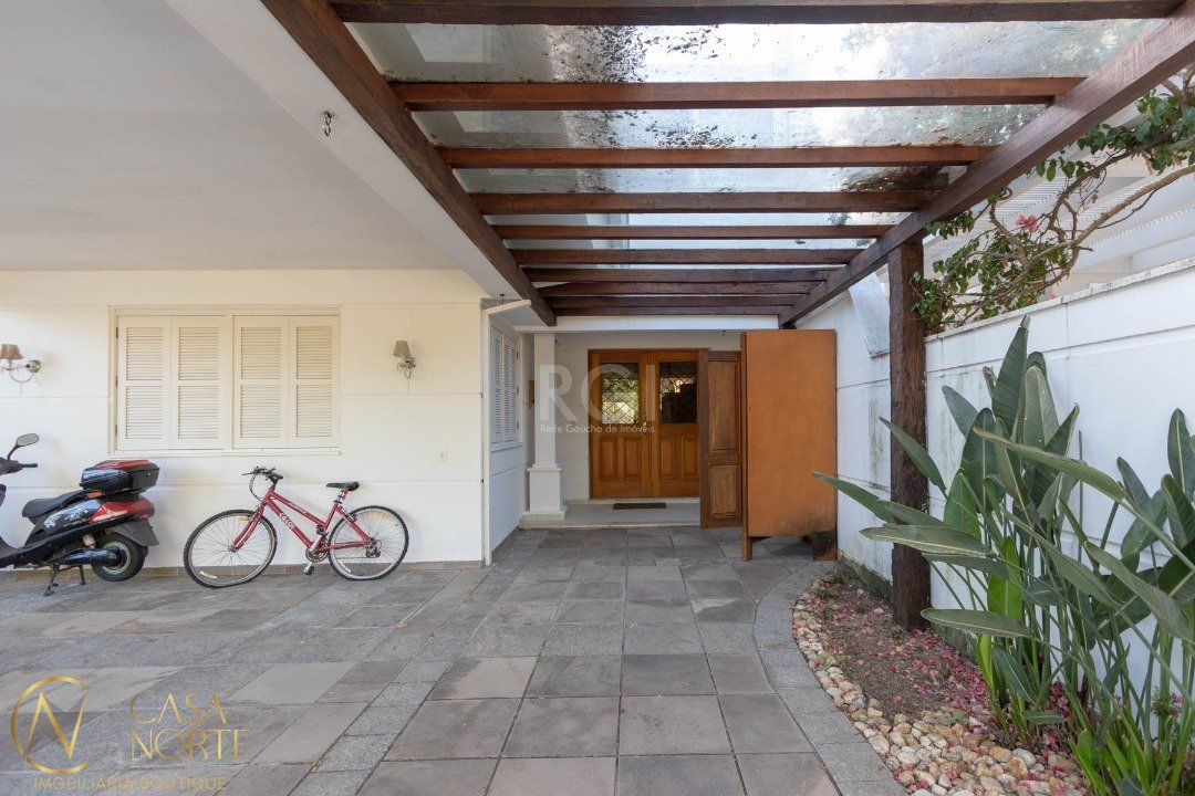 Casa de Condomínio à venda com 3 quartos, 251m², 3 suítes, 1 vaga, Avenida Juca Batista no bairro Belém Novo em Porto Alegre