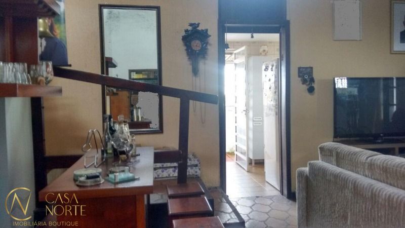 Casa à venda com 3 quartos, 320m², 1 suíte, 4 vagas, Rua Comandai no bairro Cristal em Porto Alegre