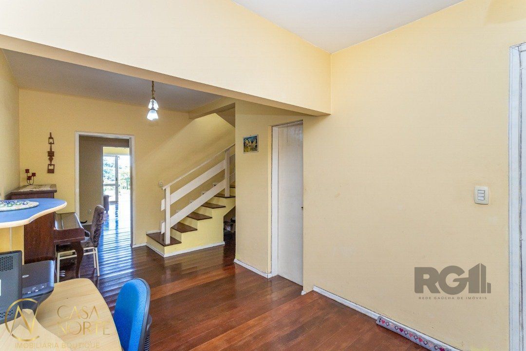 Casa à venda com 3 quartos, 293m², 3 suítes, 7 vagas, Rua Santiago Dantas no bairro Cascata em Porto Alegre