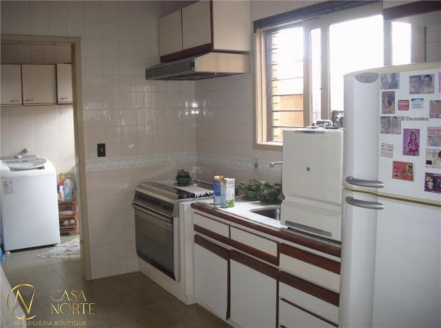 Casa à venda com 4 quartos, 238m², 1 suíte, 2 vagas, Rua Saudavel no bairro Medianeira em Porto Alegre