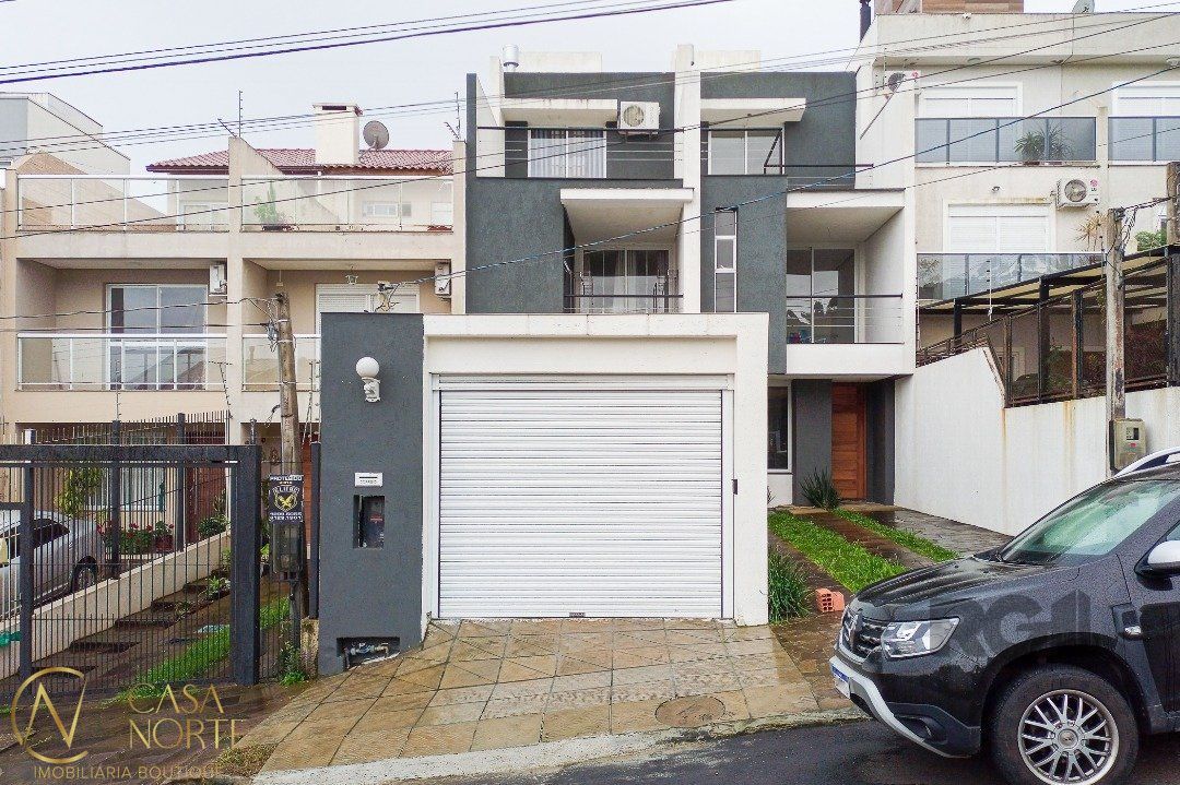 Casa à venda com 3 quartos, 161m², 3 suítes, 2 vagas, Rua Heitor Kramer no bairro Guarujá em Porto Alegre
