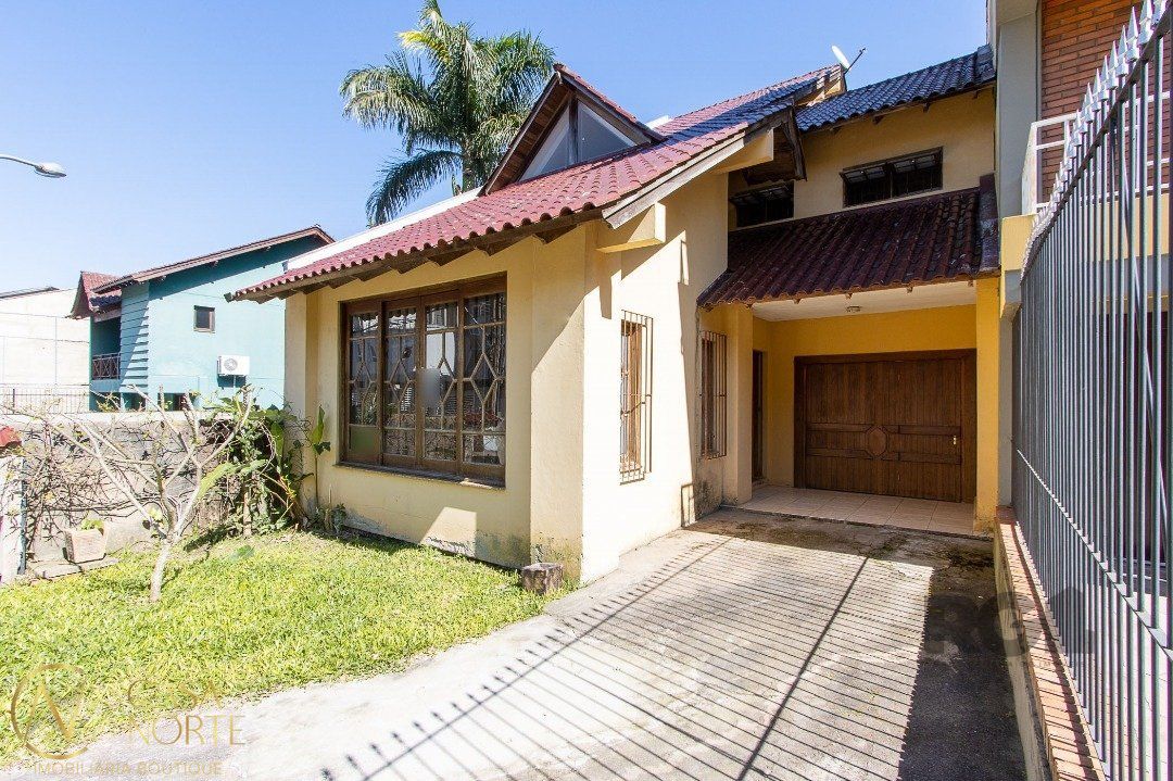 Casa de Condomínio à venda com 3 quartos, 190m², 1 suíte, 2 vagas, Avenida Vicente Monteggia no bairro Cavalhada em Porto Alegre