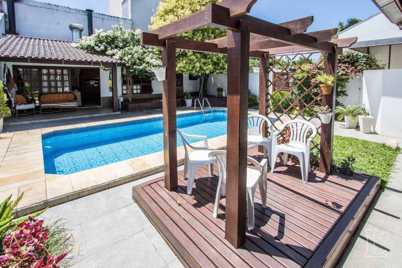 Casa à venda com 4 quartos, 238m², 1 suíte, 4 vagas, Rua Engenheiro Coelho Parreira no bairro Ipanema em Porto Alegre