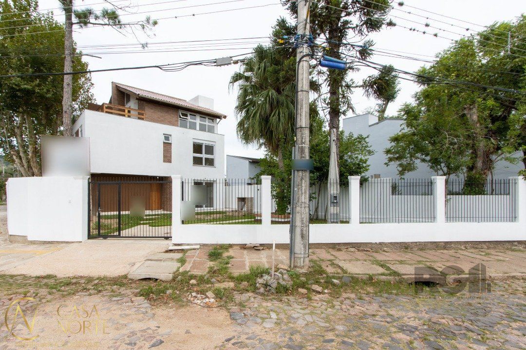 Casa à venda com 2 quartos, 133m², 1 suíte, 2 vagas, Rua dos Guenoas no bairro Guarujá em Porto Alegre