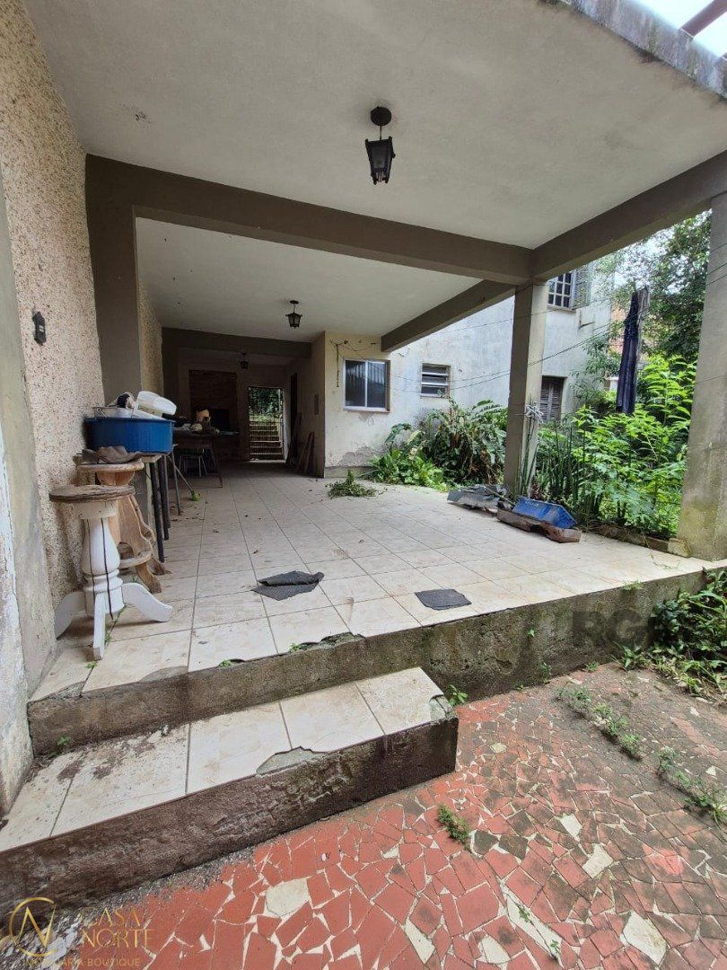 Casa à venda com 4 quartos, 280m², 1 suíte, 4 vagas, Rua Dário Totta no bairro Teresópolis em Porto Alegre