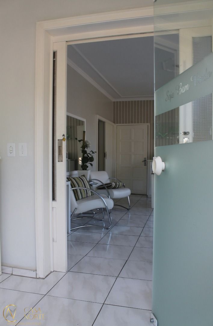 Casa à venda com 3 quartos, 221m², 1 suíte, 4 vagas, Rua Pedro de Oliveira Bittencourt no bairro Tristeza em Porto Alegre