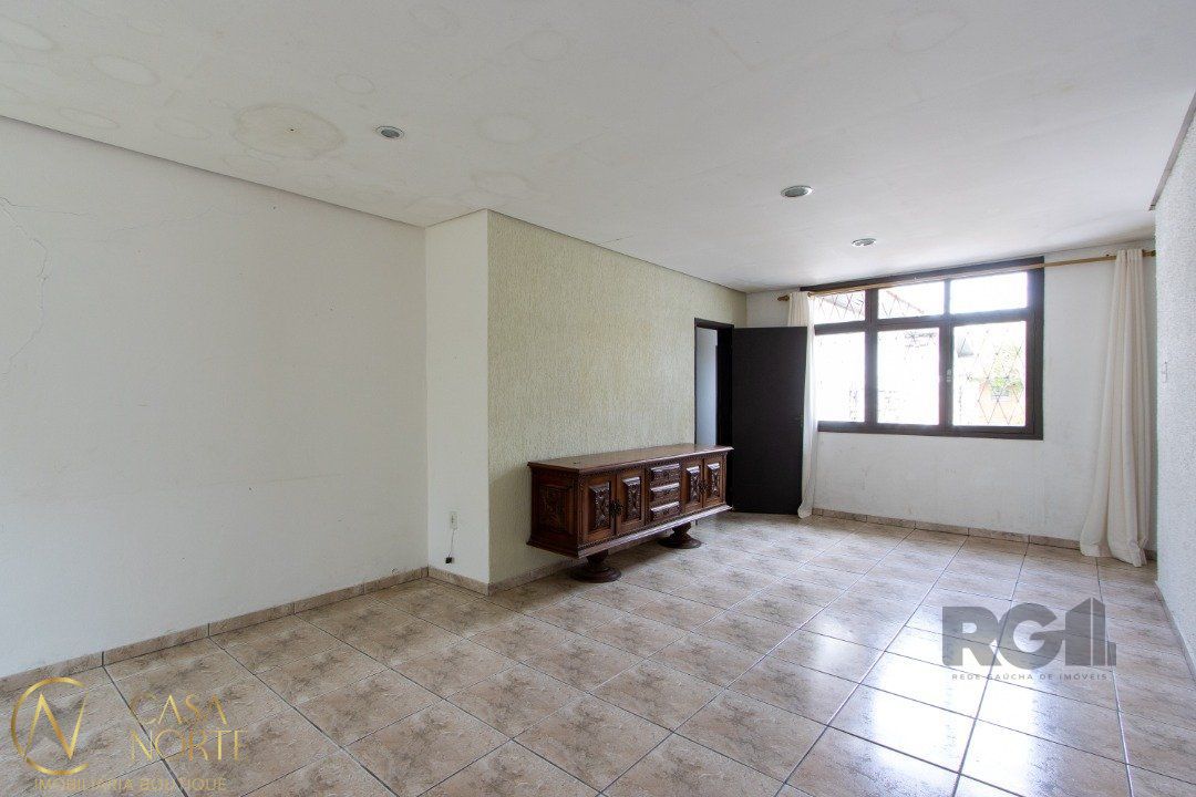 Casa à venda com 3 quartos, 380m², 1 suíte, 3 vagas, Avenida Copacabana no bairro Tristeza em Porto Alegre