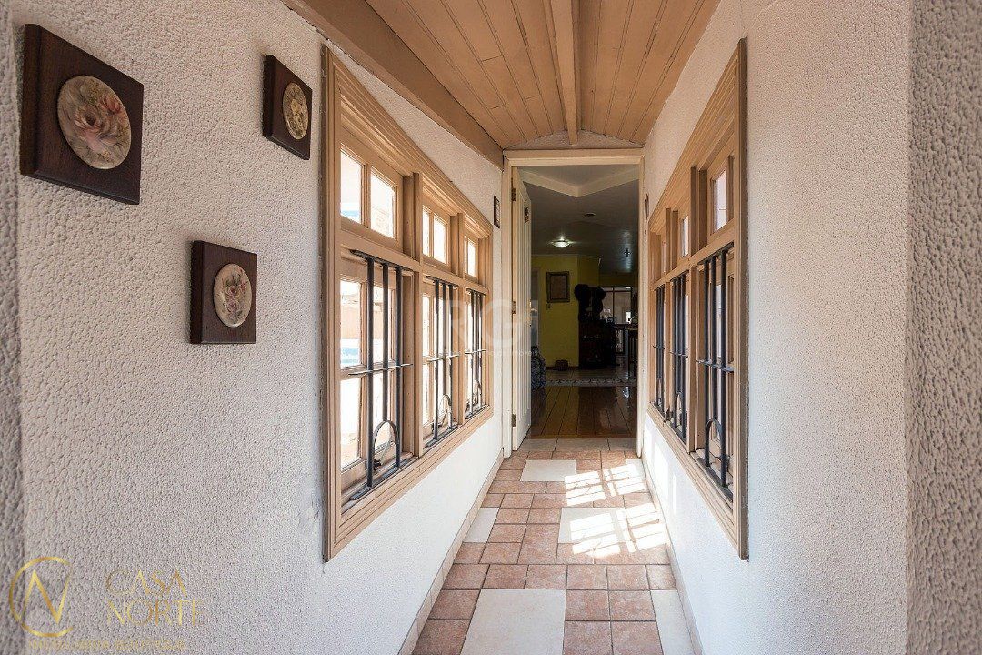 Casa à venda com 5 quartos, 320m², 2 suítes, 3 vagas, Rua Doutor Mário Totta no bairro Tristeza em Porto Alegre