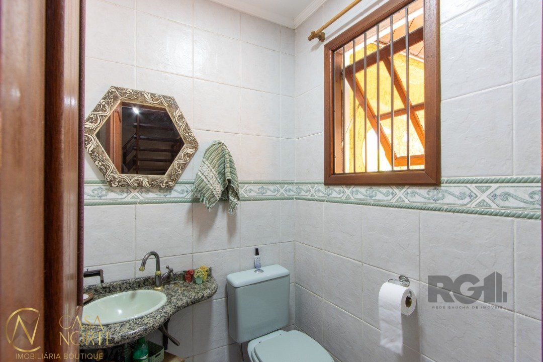 Casa de Condomínio à venda com 4 quartos, 161m², 1 suíte, 2 vagas, Rua Osório Mendes Ouriques no bairro Guarujá em Porto Alegre